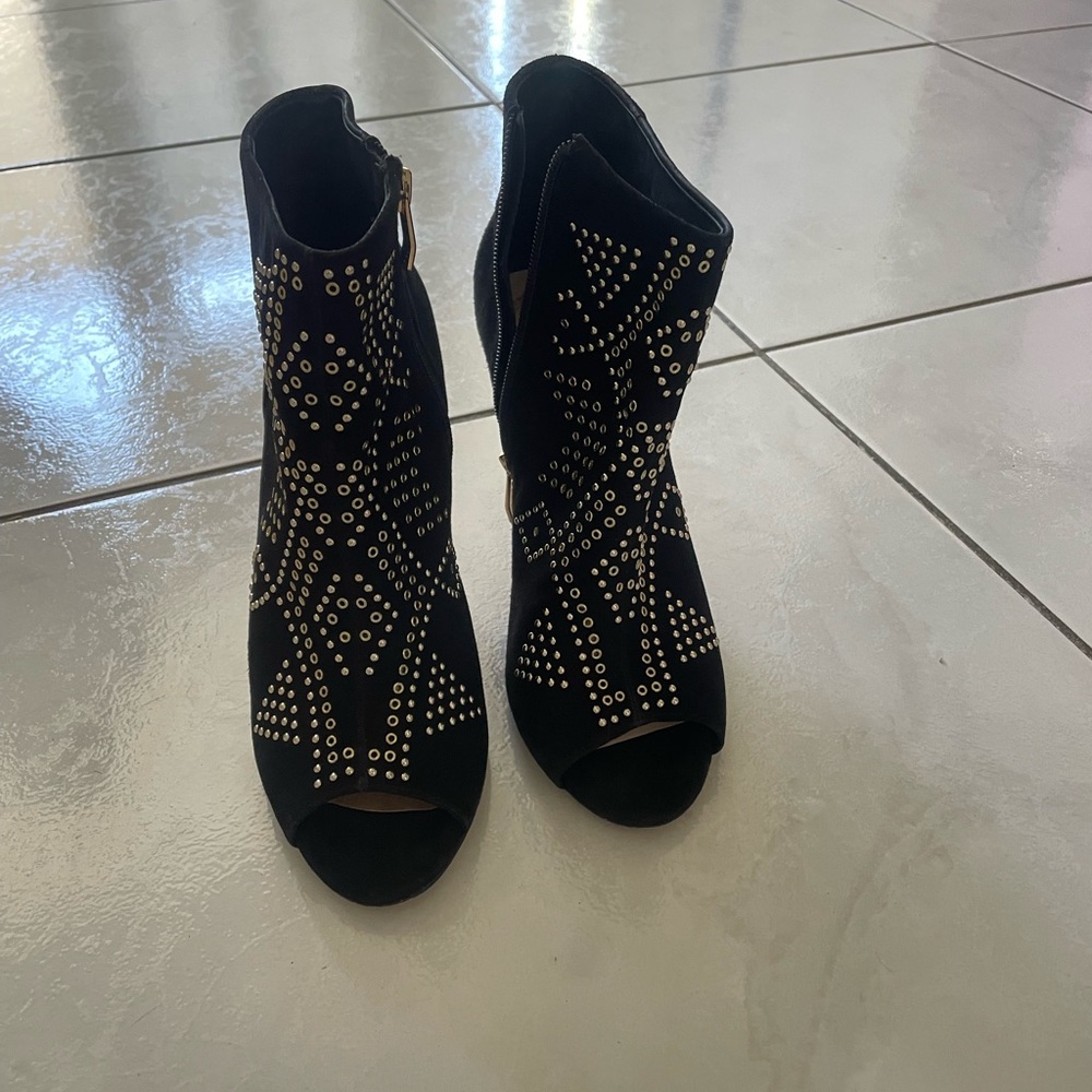 Black Shoes with Comfortable Fit and Stylish Design